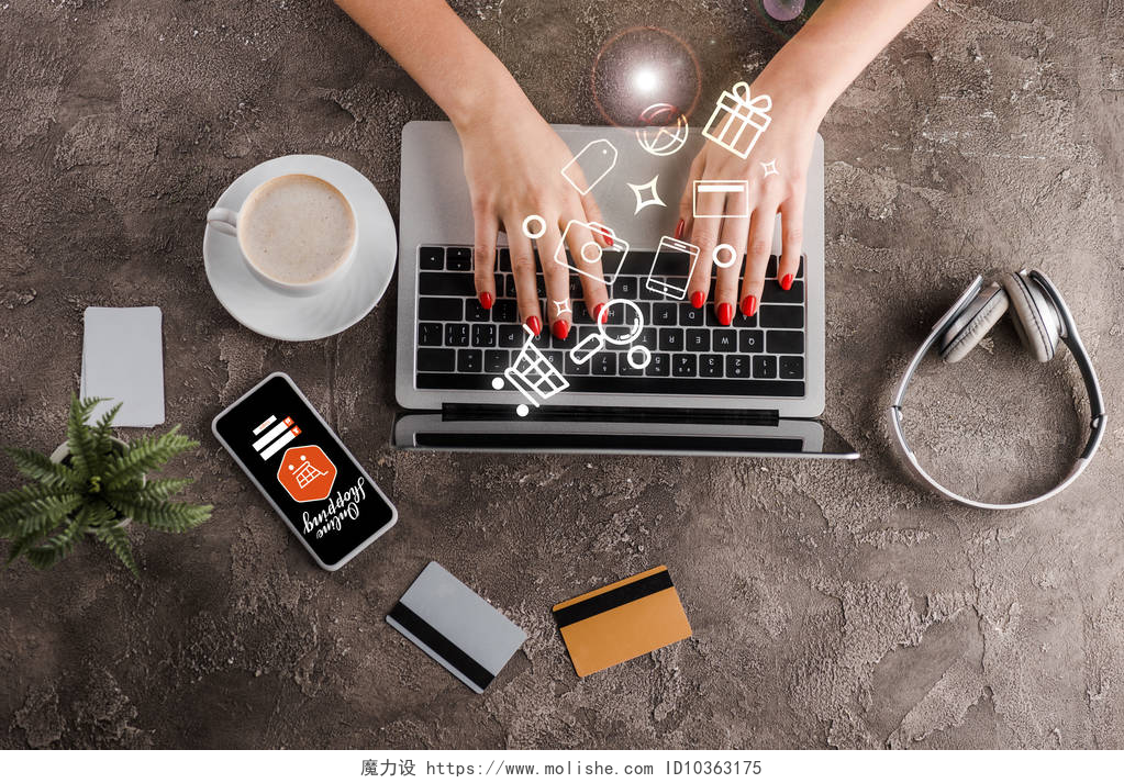 在褐色背景上使用笔记本电脑的女性头像在智能手机、咖啡杯、工厂、耳机、信用卡和图解、电子商务概念附近使用笔记本电脑的女性的头像